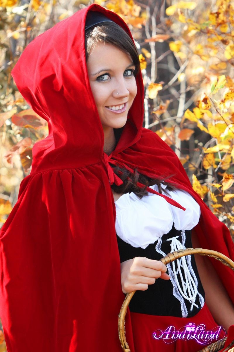 Joven vestida como Caperucita Roja mostrando sus bragas blancas y sus tetas turgentes
 #68376379