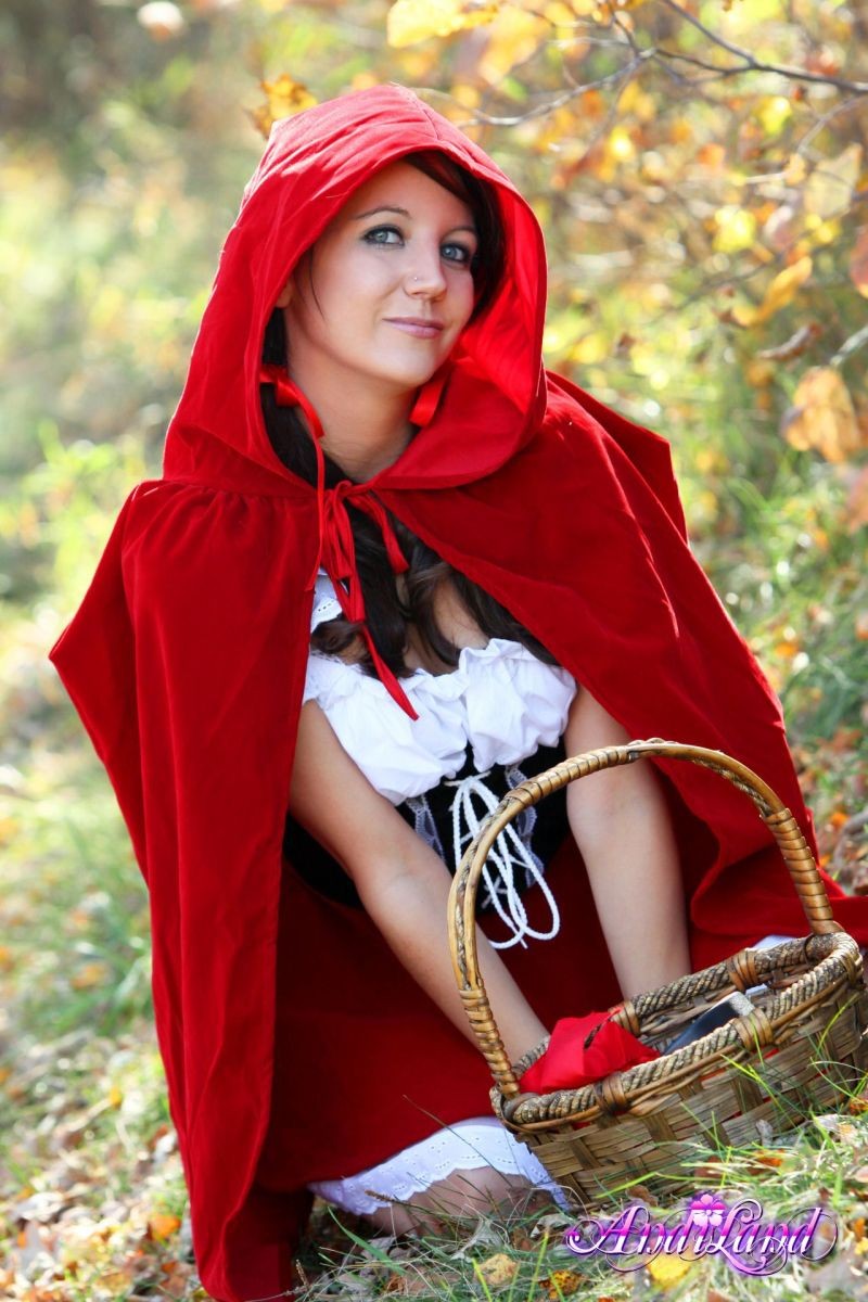 Joven vestida como Caperucita Roja mostrando sus bragas blancas y sus tetas turgentes
 #68376396