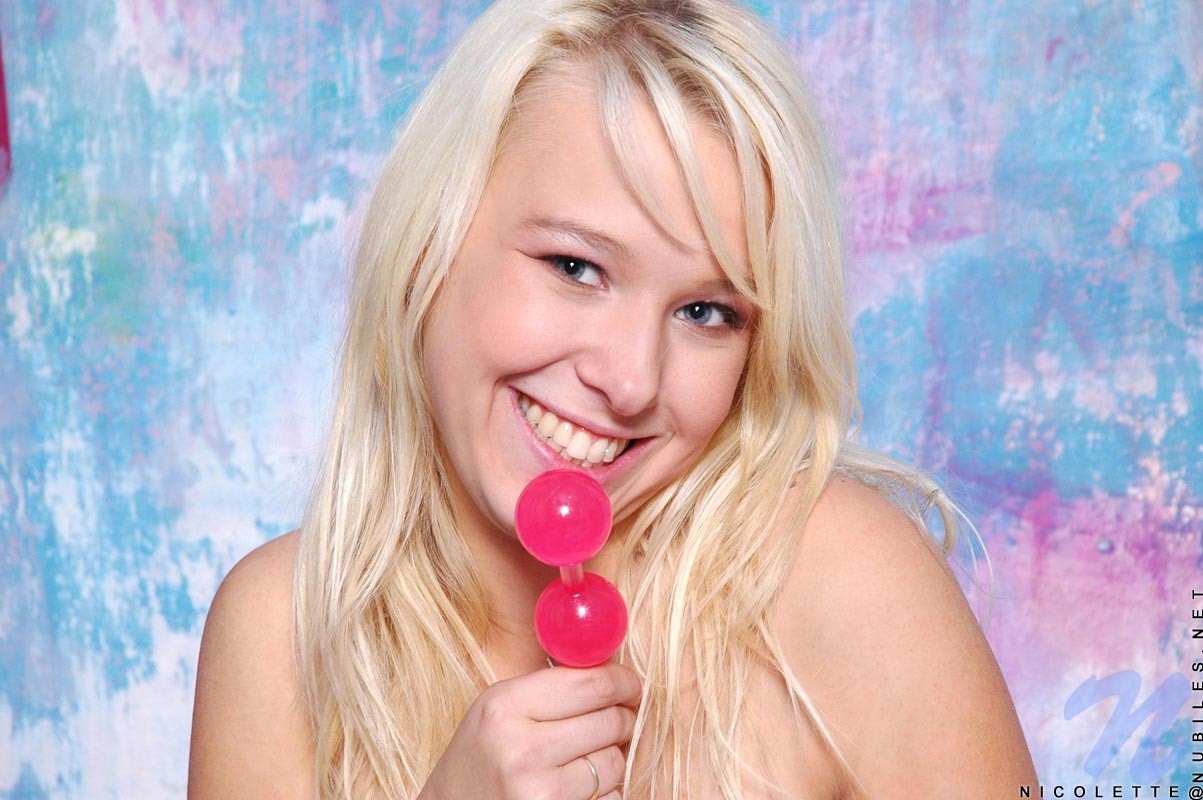 Wie ich es liebe, Nicolette zu sehen, wie sie mit ihrem Spielzeug tief in ihrer engen Möse spielt
 #68213450