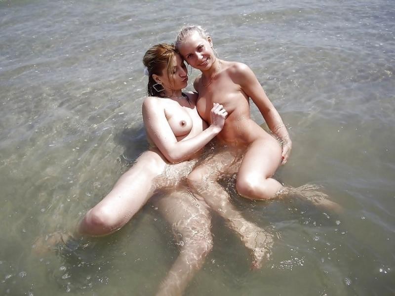 裸のレズビアンがお互いに楽しく遊んでいるワイルドな写真
 #77031337