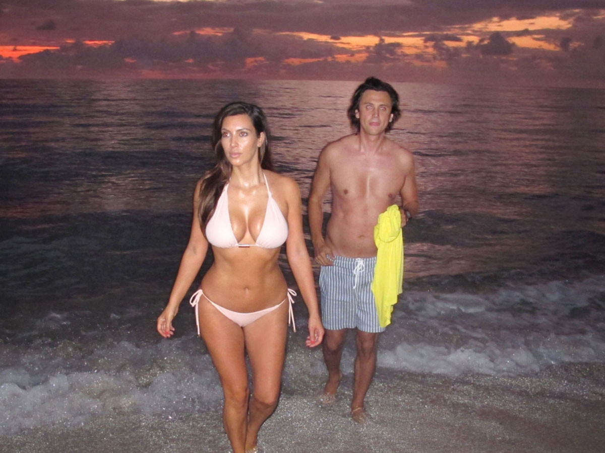 Kim kardashian mostrando sus grandes pechos en pequeño bikini
 #75248622