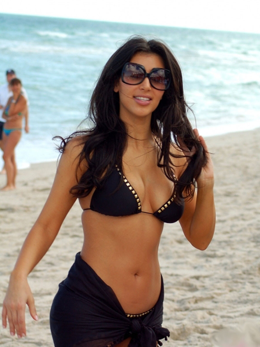 Kim kardashian montrant ses gros seins en petit bikini
 #75248668
