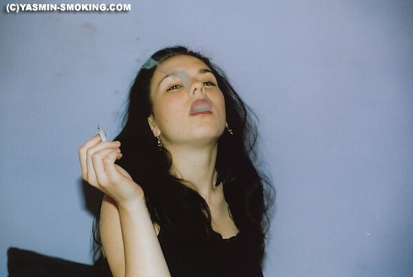 Joven amateur fumando en la cama
 #79054915