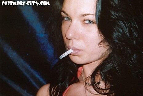 Joven amateur fumando en la cama
 #79054957