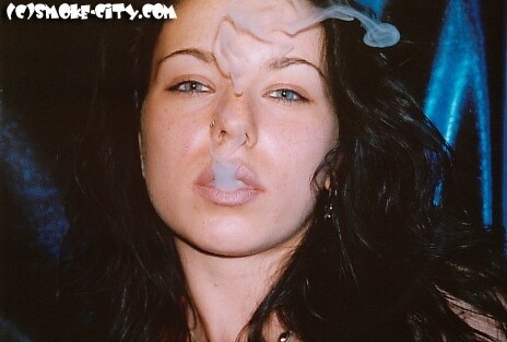 Joven amateur fumando en la cama
 #79054975