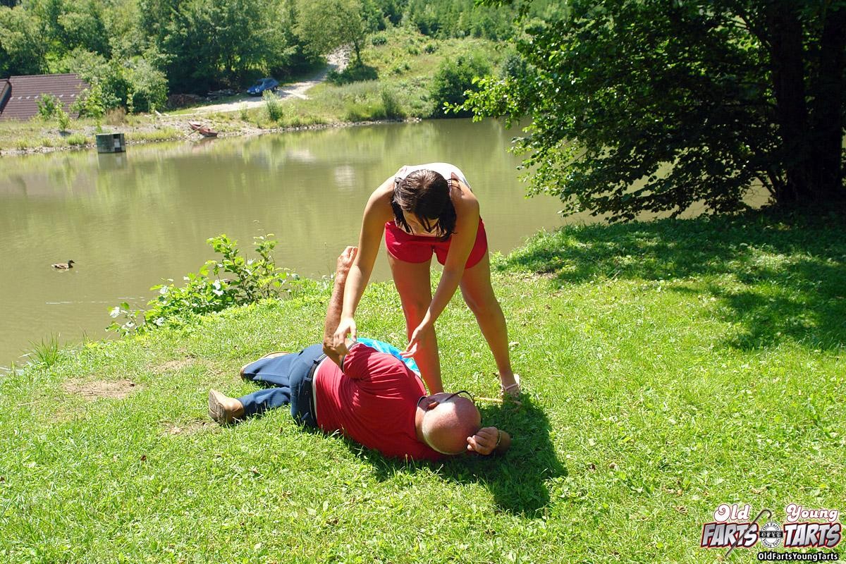 Joven tetona ayudando a un anciano con su ataque al corazón
 #73243710