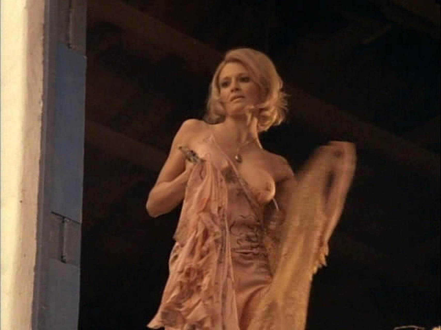 Angie Dickinson exposant ses gros seins et sa chatte poilue dans une scène de film de nudité
 #75328407