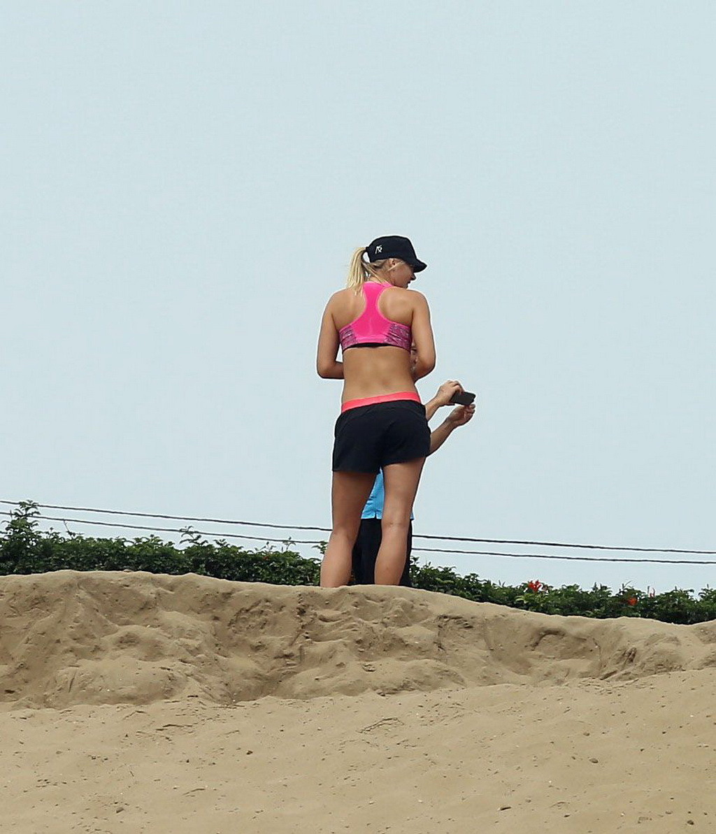 Maria Sharapova shows off her abs wearing a sports bra for a hike in California #75189877
