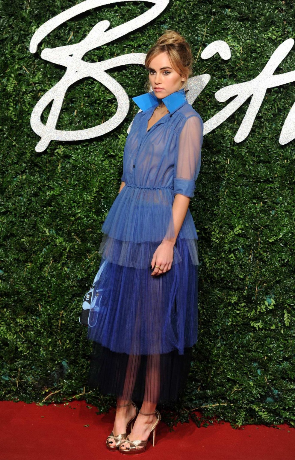 Suki Waterhouse che mostra le sue tette in vedere attraverso il vestito per la moda britannica
 #75179513