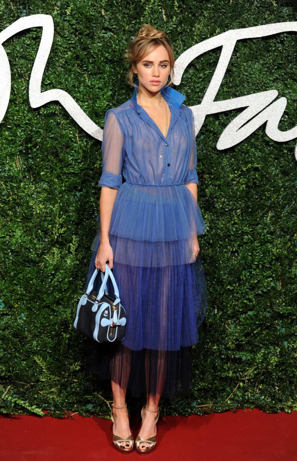 Suki waterhouse exhibe ses seins dans une robe transparente pour le salon de la mode britannique.
 #75179558