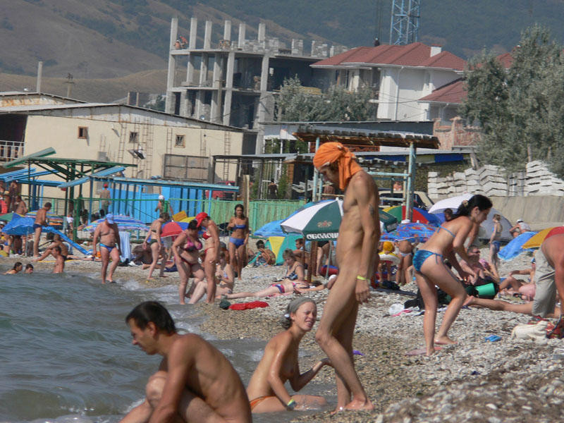 Giovane nudista a malapena legale si illumina in spiaggia
 #72253422