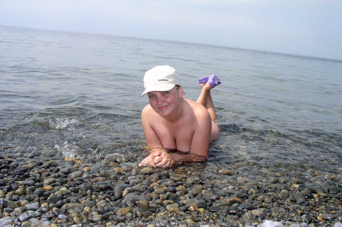 Une nudiste à peine légale s'allume à la plage.
 #72253432