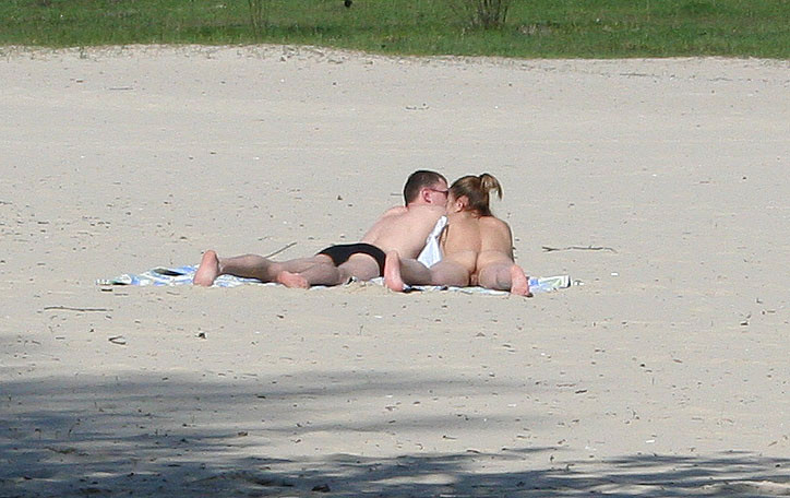 Nena nudista apenas legal se enciende en la playa
 #72253442