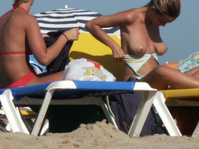 Giovane nudista a malapena legale si illumina in spiaggia
 #72253504