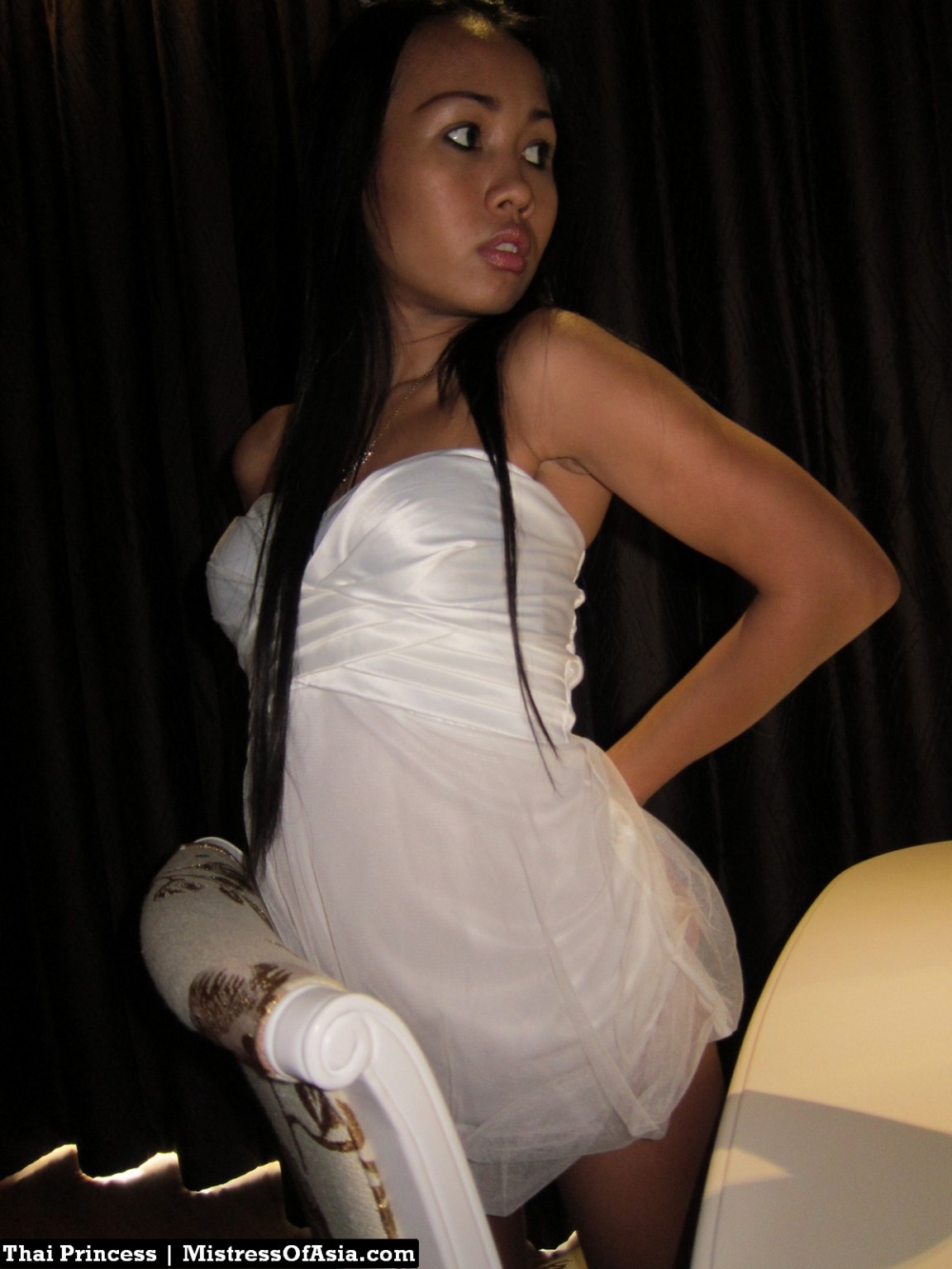 Thailändische Prinzessin vor dem Spiegel
 #67297993