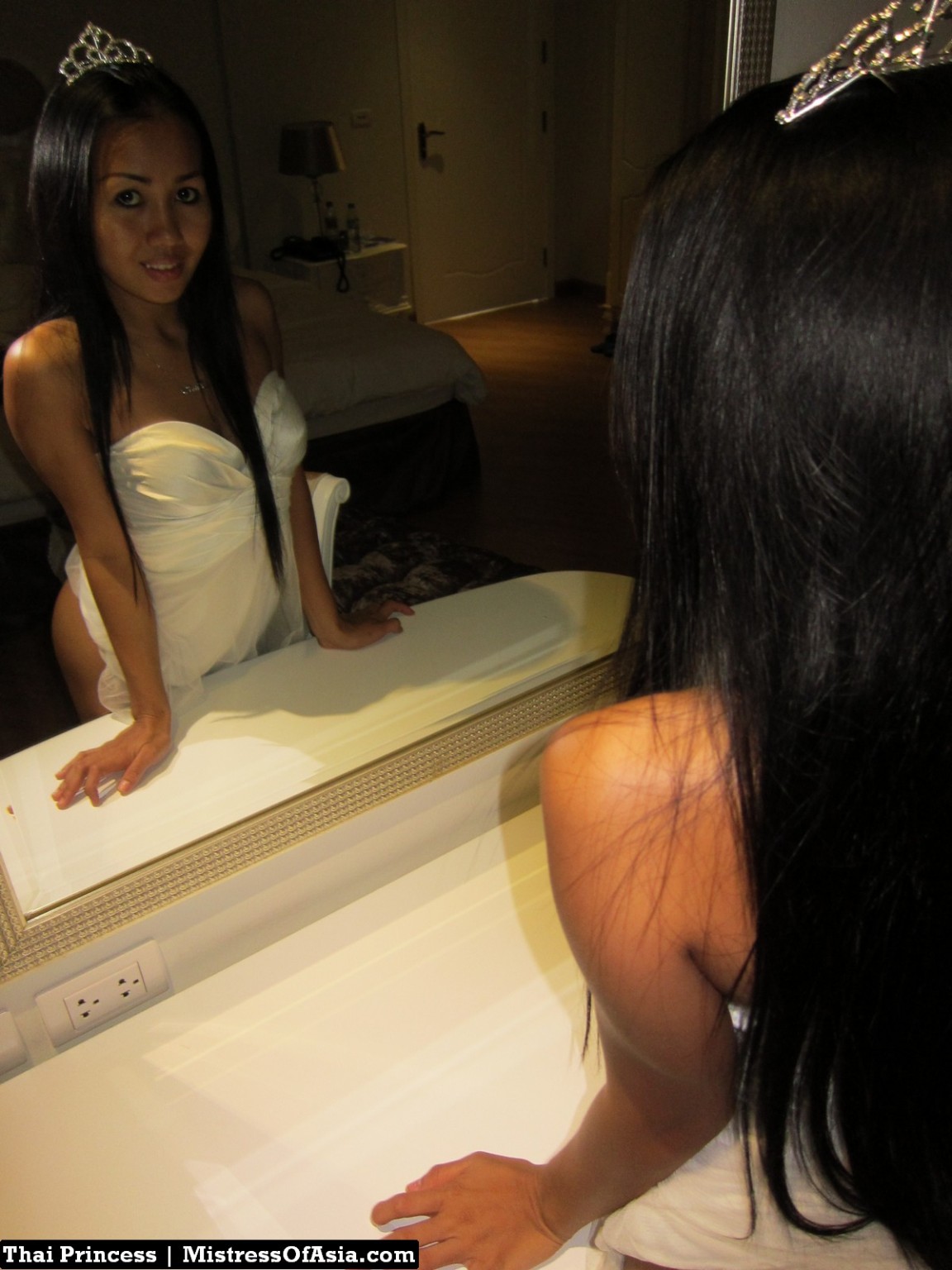 Thailändische Prinzessin vor dem Spiegel
 #67297997
