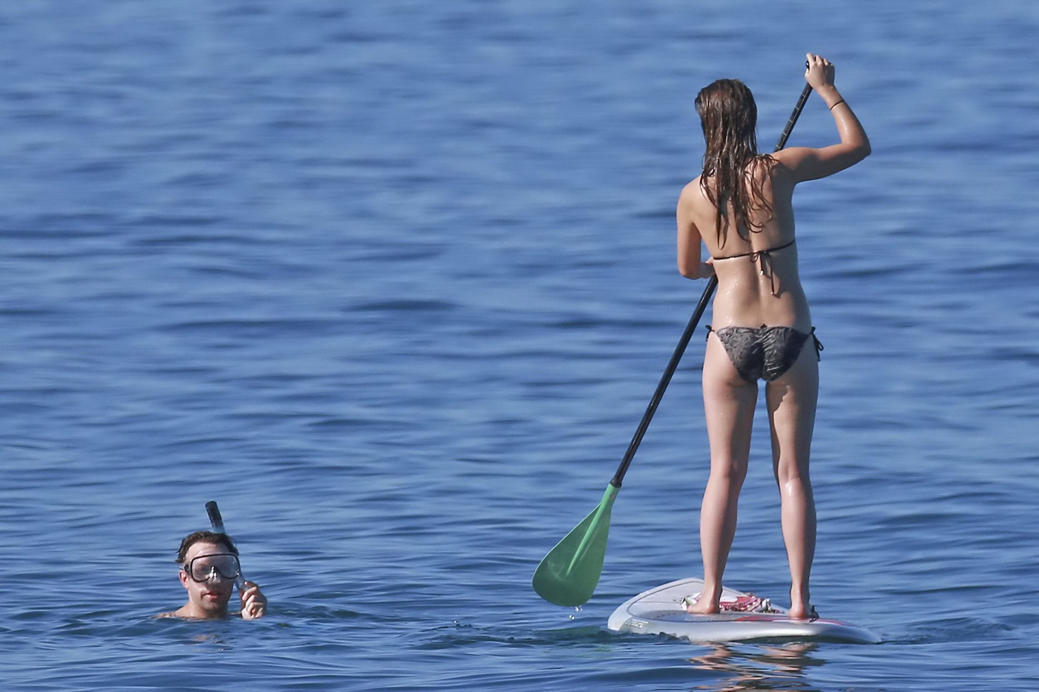 Olivia wilde mostrando su culo en diminuto bikini monocromático con estampado de flores mientras rema
 #75179019