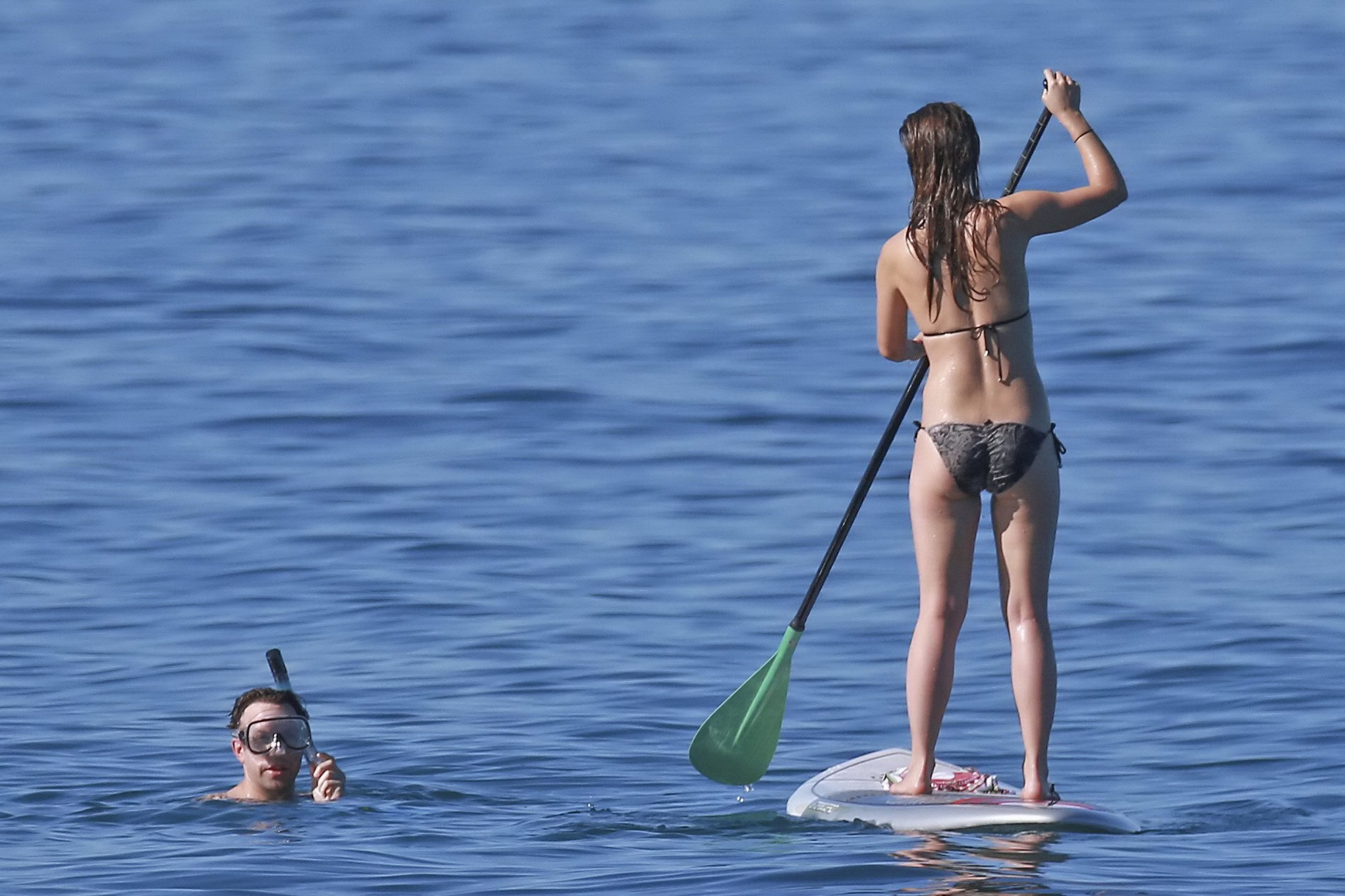 Olivia wilde montrant ses fesses dans un minuscule bikini monochrome à imprimé floral tout en faisant du paddle.
 #75179019