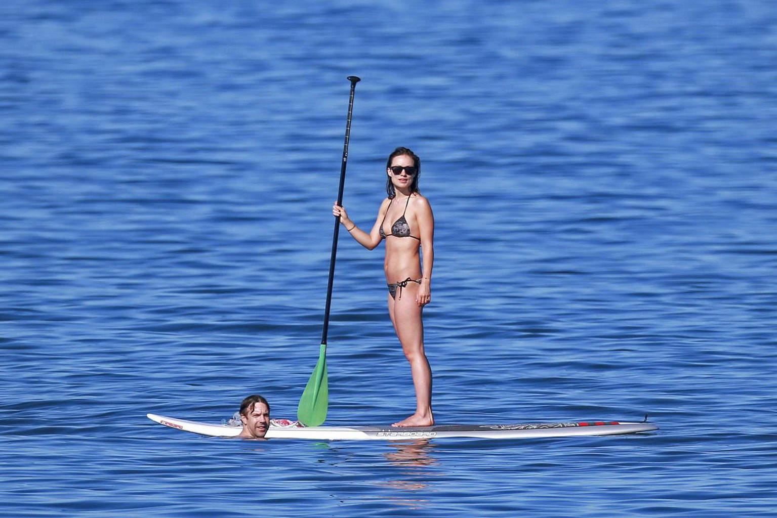 Olivia wilde che mostra il suo culo in piccolo bikini monocromatico di stampa di fiore mentre paddle
 #75179046