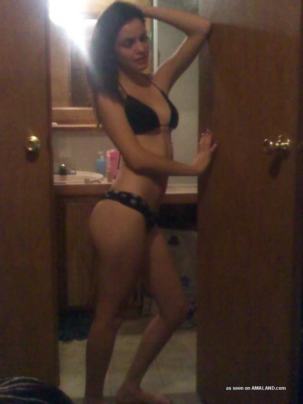 Galería de una chica latina sexy posando en bikini
 #76129606