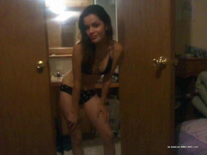 Galería de una chica latina sexy posando en bikini
 #76129624