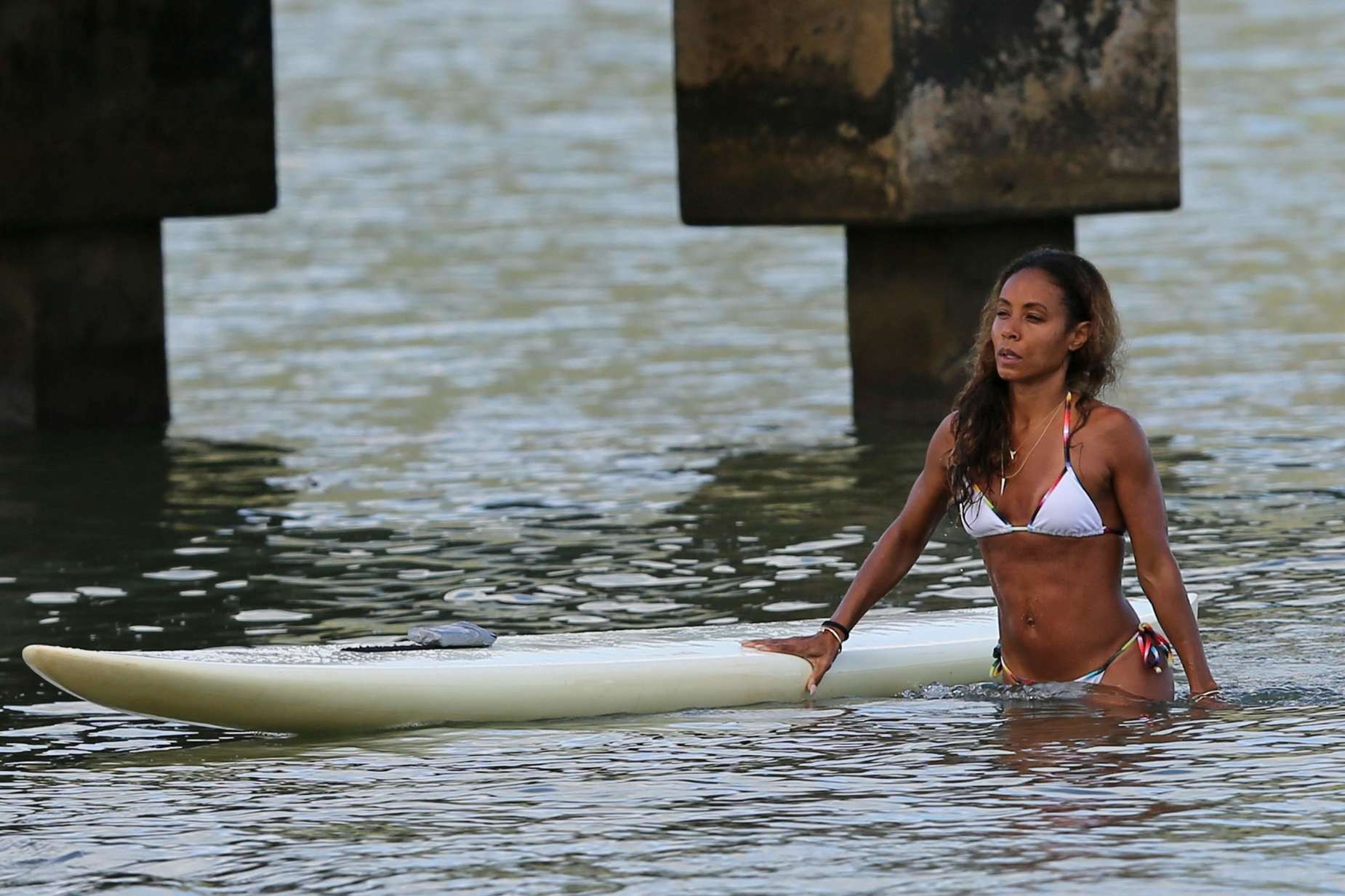 Jada pinkett smith en bikini blanc exhibant ses abdos à hawaii
 #75227782