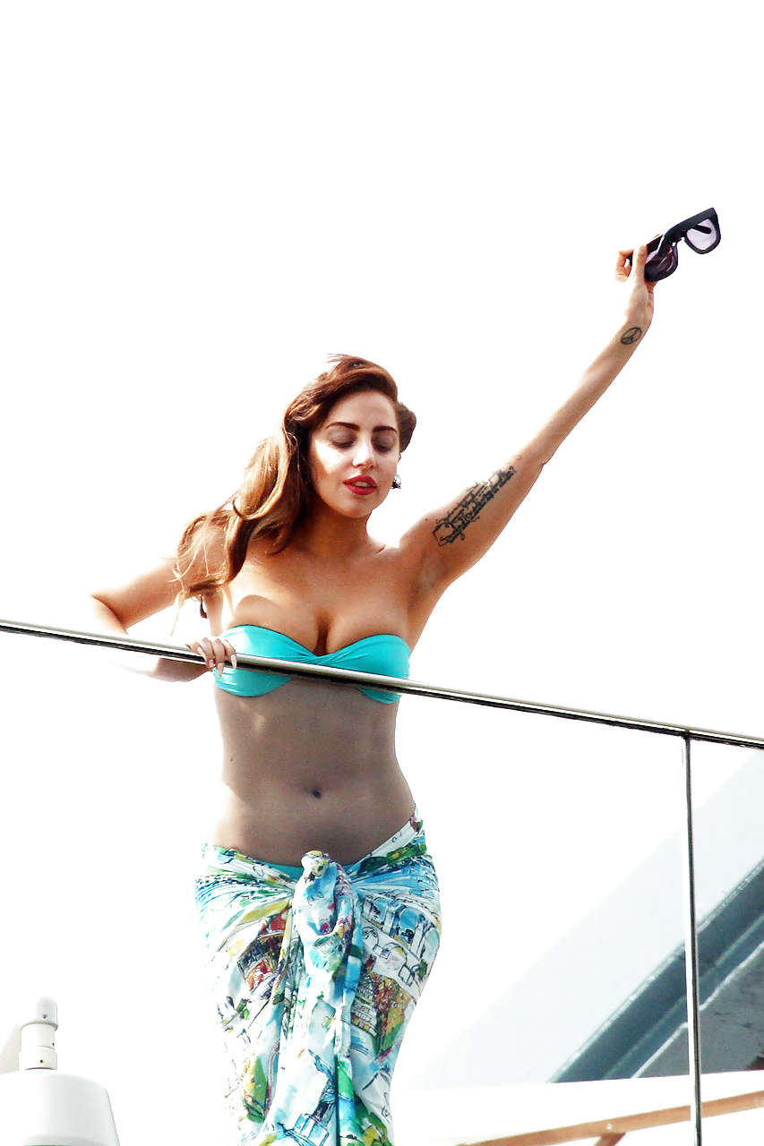 Lady gaga muestra su cuerpo sexy y su culo en bikini en la piscina
 #75225840