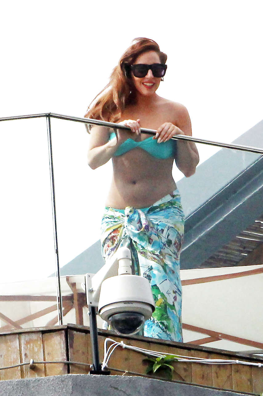 Lady Gaga montre son corps sexy et ses jolies fesses en bikini sur la piscine.
 #75225846