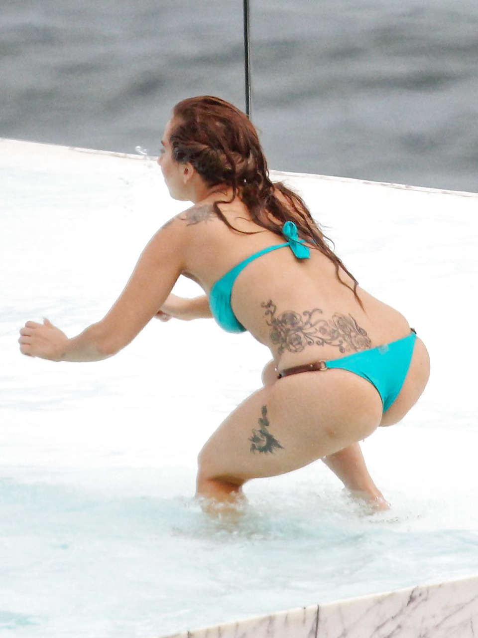 Lady Gaga montre son corps sexy et ses jolies fesses en bikini sur la piscine.
 #75225854