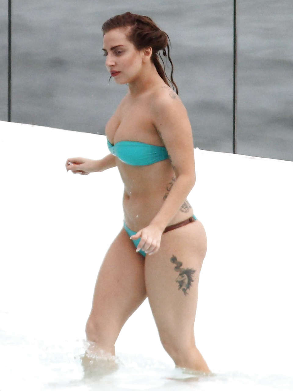Lady Gaga zeigt sexy Körper und schönen Arsch im Bikini am Pool
 #75225857