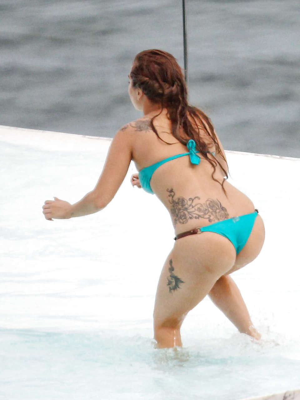 Lady Gaga montre son corps sexy et ses jolies fesses en bikini sur la piscine.
 #75225860