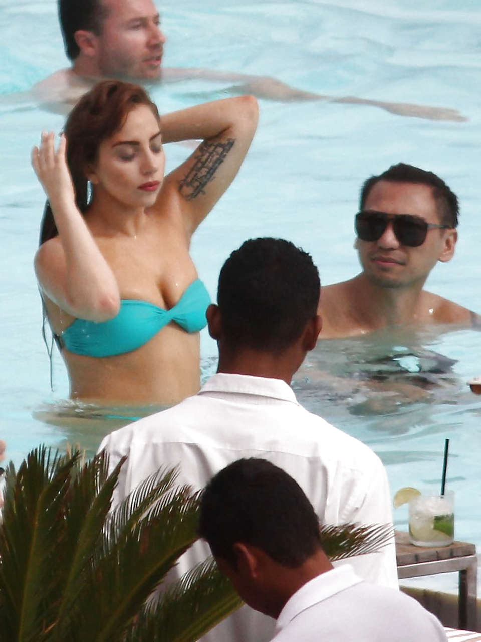 Lady Gaga montre son corps sexy et ses jolies fesses en bikini sur la piscine.
 #75225877