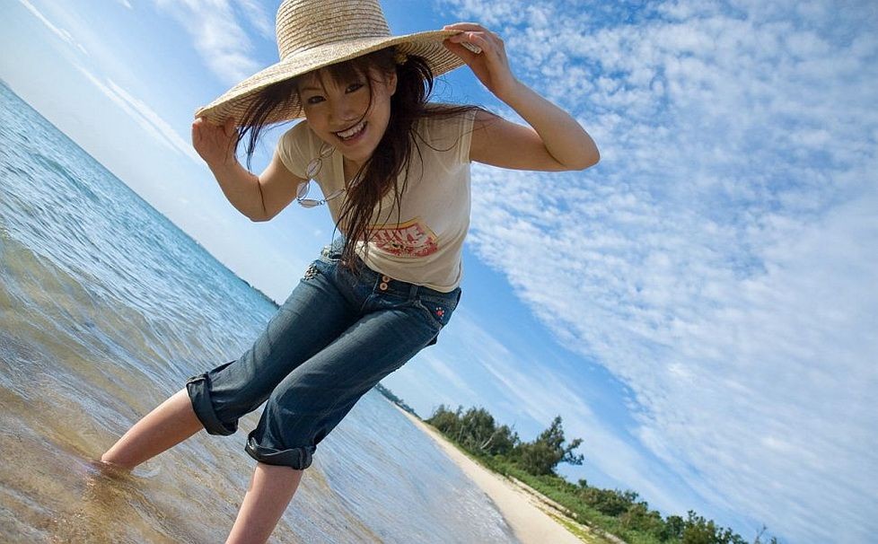 La tetona japonesa Misako posa en la playa enseñando el coño
 #69756973