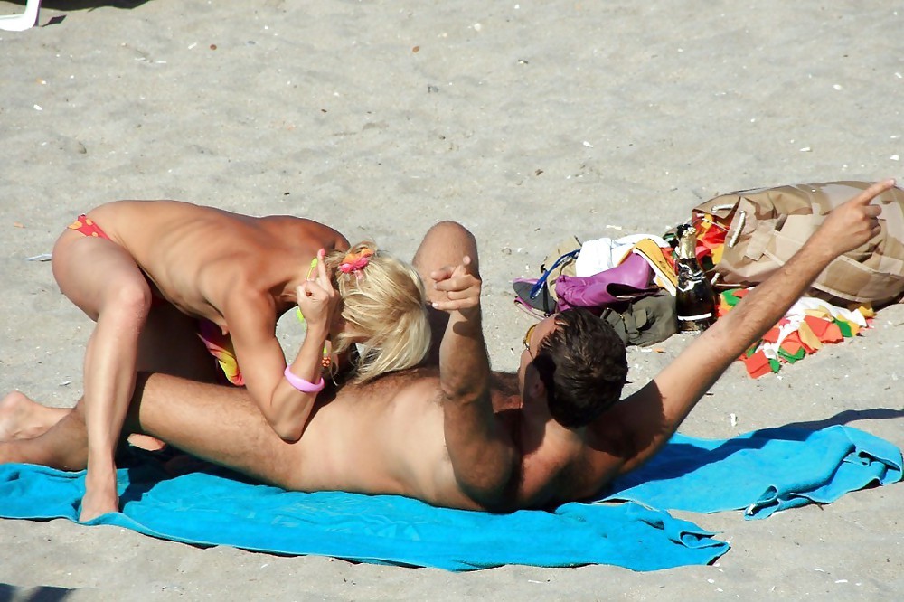 Ragazza amatoriale sexy che lecca il cazzo su una spiaggia pubblica
 #72241632