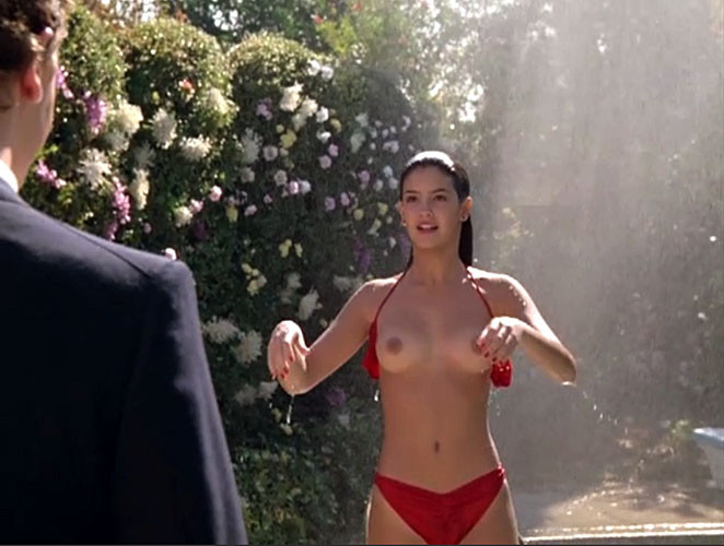 Phoebe cates zeigt ihre schönen großen Titten beim Ausziehen des Bikinis in nackten Filmkappen
 #75391107