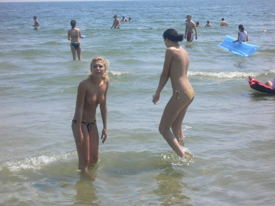 Das Wasser fühlt sich gut an auf der nackten Haut dieser Nudisten
 #72247878