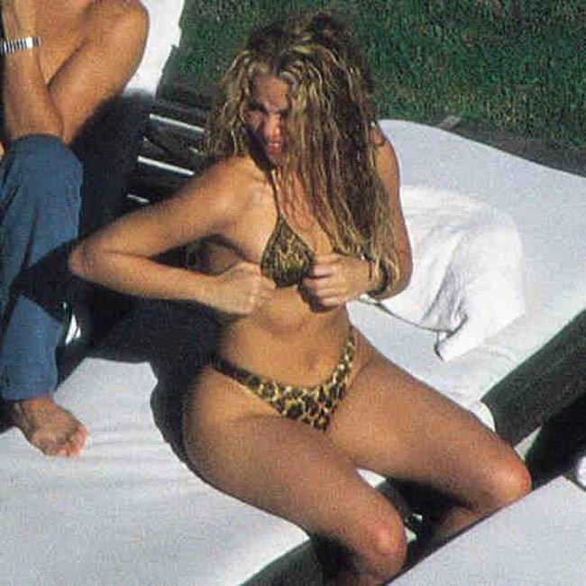 Célébrité blonde Shakira montrant son cul serré dans un jean
 #75400651