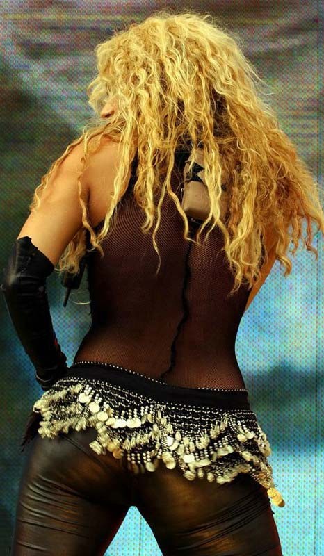 Célébrité blonde Shakira montrant son cul serré dans un jean
 #75400710