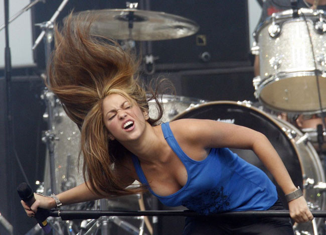 Célébrité blonde Shakira montrant son cul serré dans un jean
 #75400744