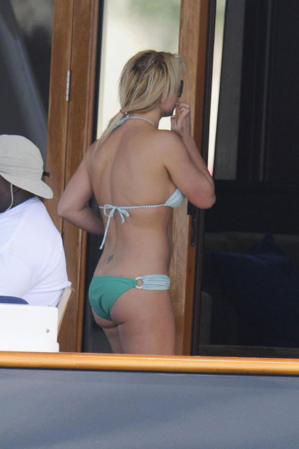 Britney spears pillada bronceando escote profundo
 #75366945