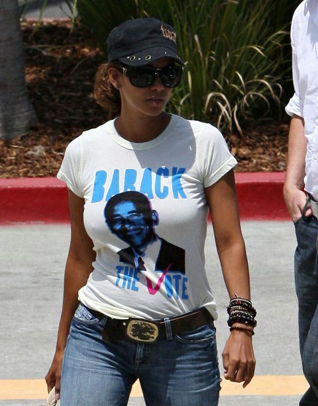 Halle berry montrant ses seins nus parfaits
 #75397416