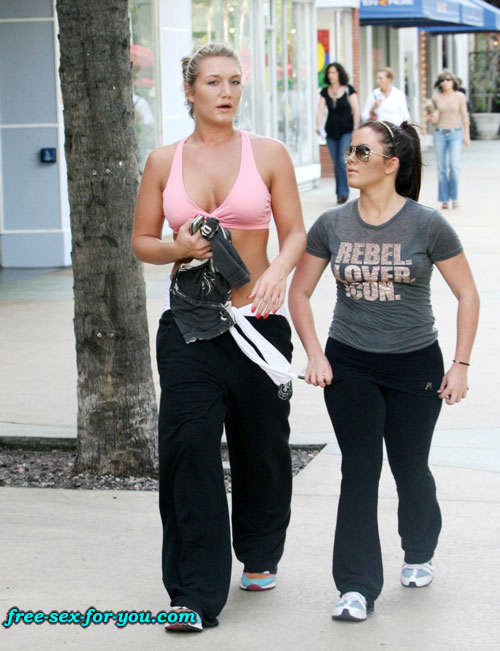 Brooke Hogan spread her legs wide and jogging in sport bra #75426144