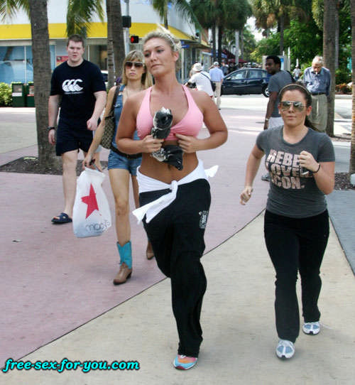 Brooke Hogan spread her legs wide and jogging in sport bra #75426168