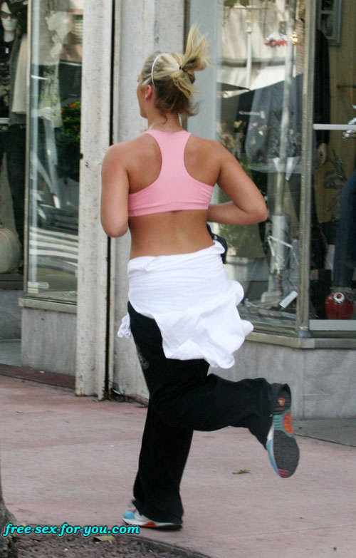 Brooke Hogan spread her legs wide and jogging in sport bra #75426172