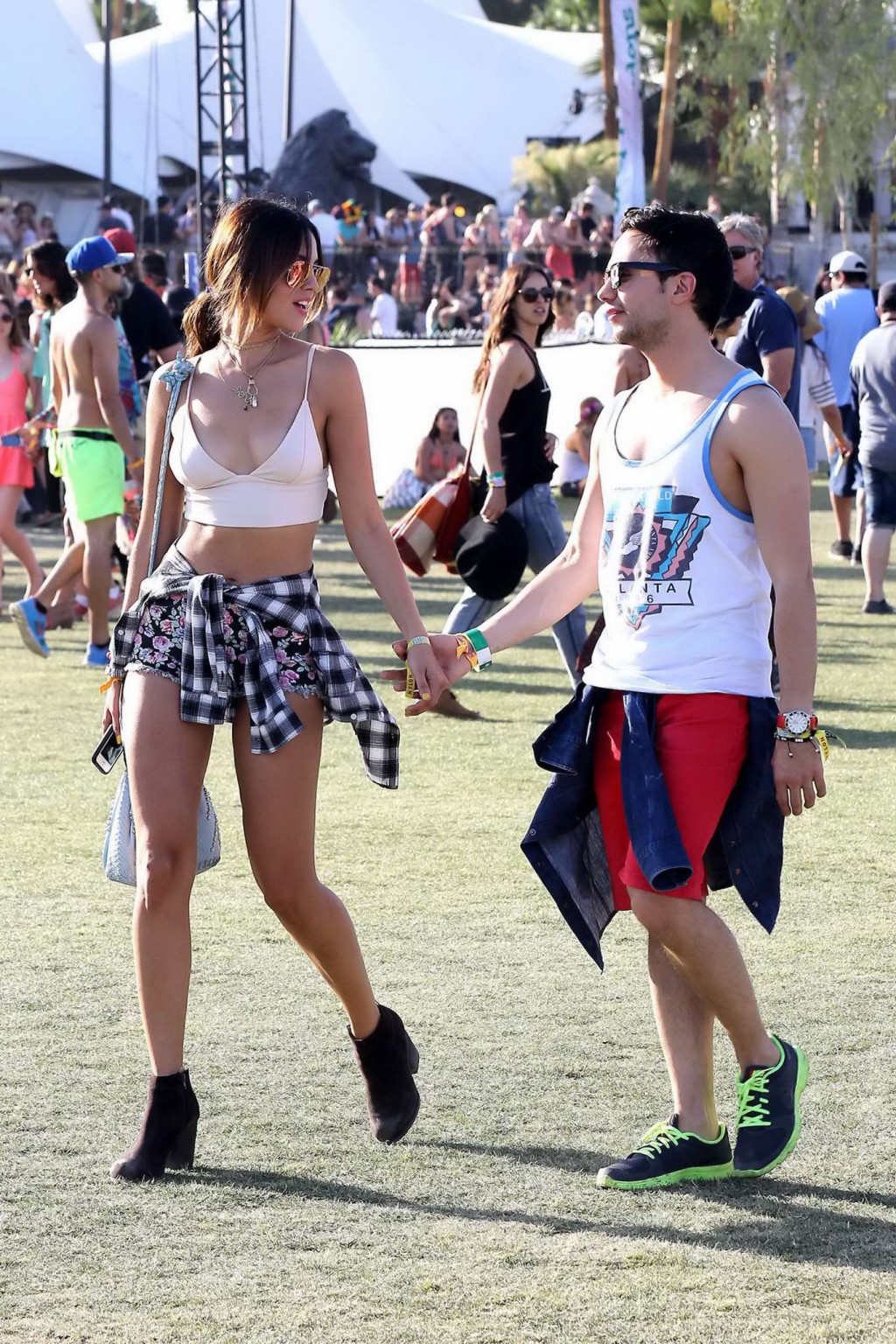 Eiza gonzalez décolleté et jambes lors de coachella 2014
 #75199175