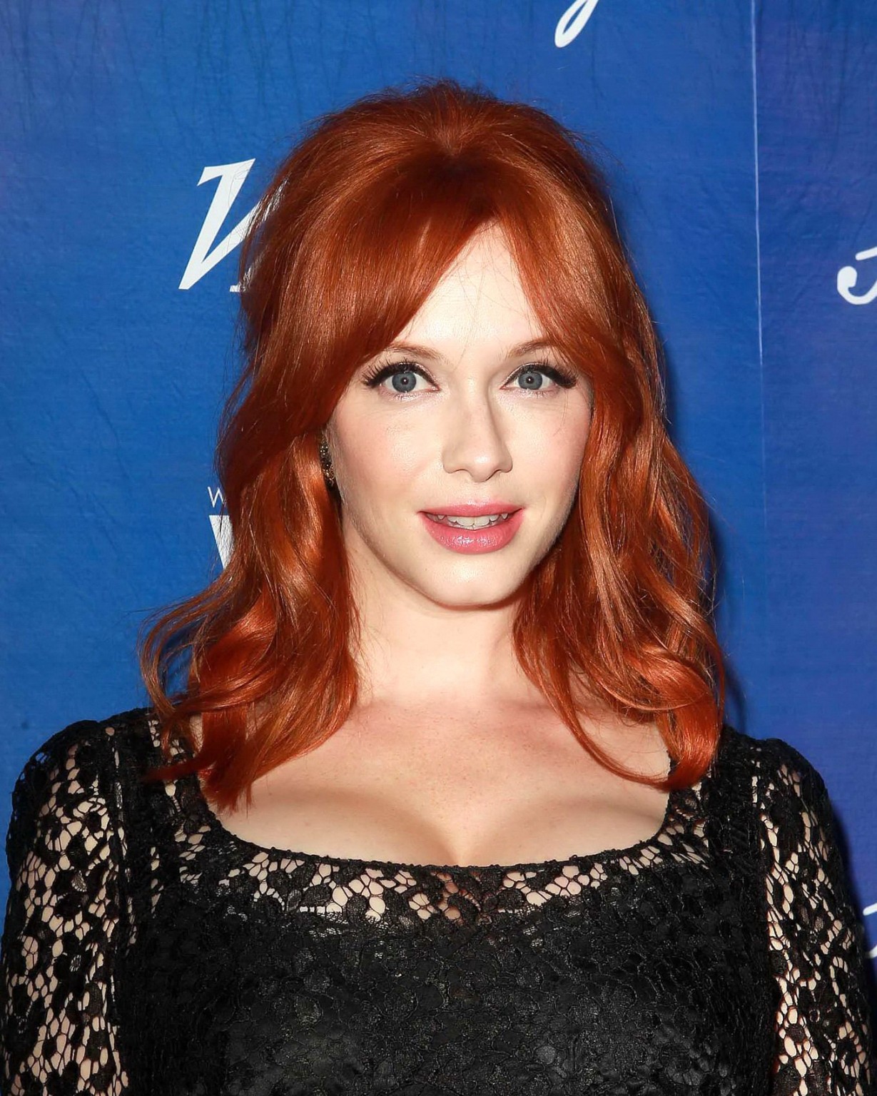 Christina hendricks mostra scollatura indossando un abito di pizzo nero a varietà pre-emm
 #75252201