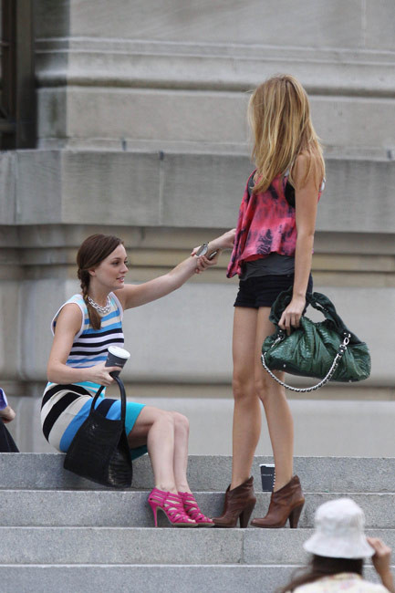 Leighton meester che mostra il culo in bikini nero
 #75380587