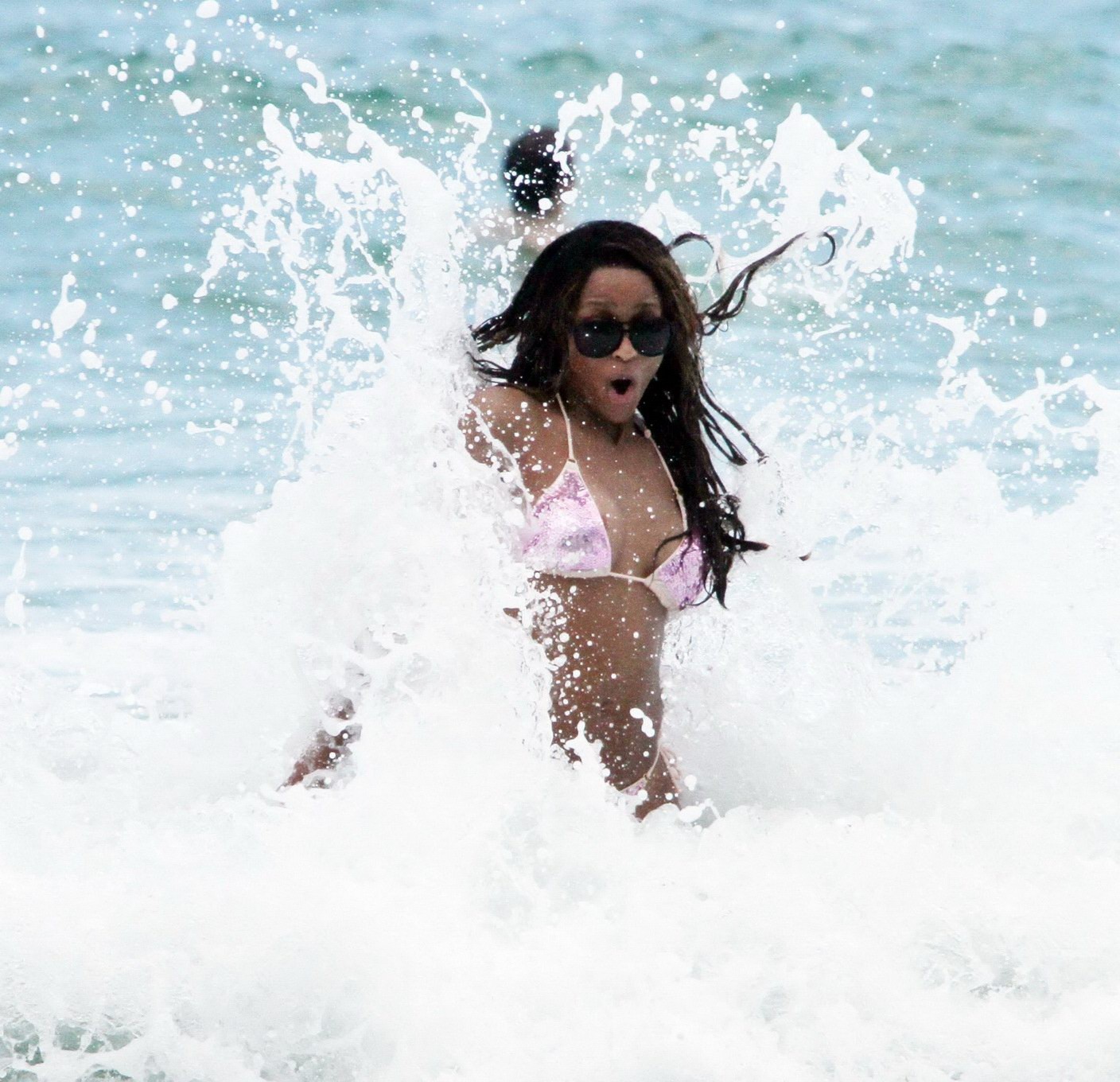 Ciara en bikini sur la plage de Miami avec une aréole glissante
 #75295449