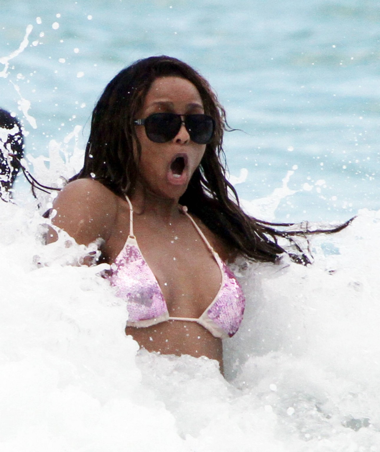 Ciara areola slip tragen Bikini am Strand von Miami
 #75295455