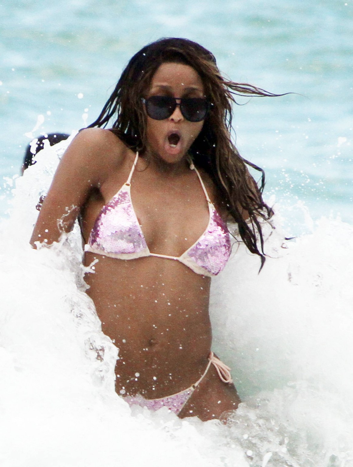 Ciara areola slip tragen Bikini am Strand von Miami
 #75295461